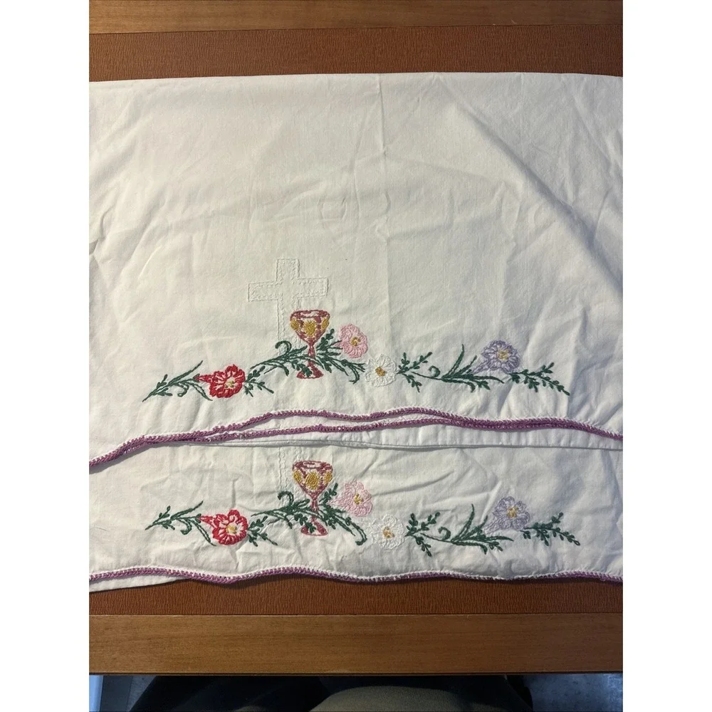 Set Of 2 Vtg Hand Embroidered White Standard Sized Pillow Cases‎